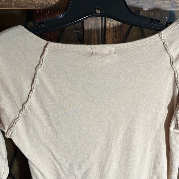 ✨2 for $20✨ Khaki/beige 3/4 length graphic t shirt with green and orange print. - Picture 8 of 8